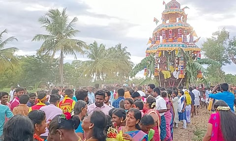 &nbsp; பக்தர்கள்  தேரை வடம் பிடித்து இழுத்து சென்ற காட்சி.