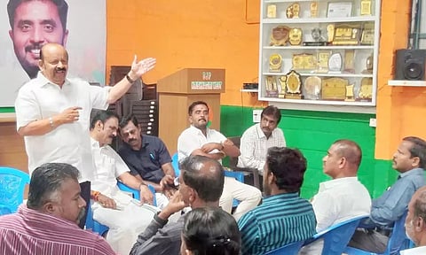&nbsp;கூட்டத்தில் முன்னாள் எம்.பி.நரசிம்மன் பேசியபோது எடுத்த படம்.