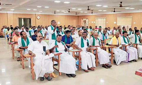 தஞ்சையில் நடந்த குறைதீர்க்கும் கூட்டத்தில் கருப்பு பேட்ஜ் அணிந்து பங்கேற்ற விவசாயிகள்.

