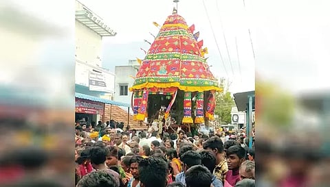 மன்னாயக்கன்பட்டி கிராமத்தில் வெள்ளிக்கிழமை நடைபெற்ற மாரியம்மன் தேரோட்டம்.