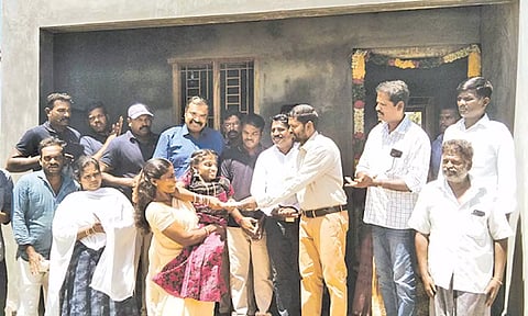 மாற்றுத்திறனாளி பெண்ணுக்கு வீடு கட்டிக்கொடுத்து வழங்கப்பட்டது.
