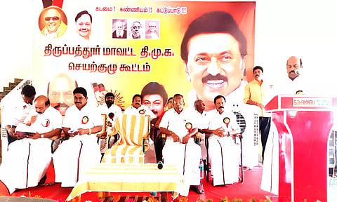 ஜோலார்பேட்டை பகுதியில் நடைபெற்ற செயற்குழு கூட்டத்தில் அமைச்சர் எ.வ.வேலு பேசிய போது எடுத்த படம்.