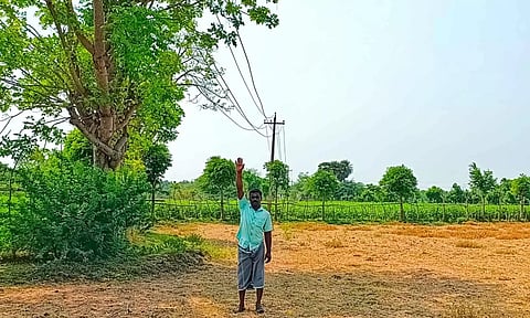 தாழ்வாக செல்லும் மின்கம்பிகள்.
