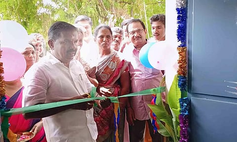 புதிய அங்கன்வாடி கட்டிடத்தை ரிப்பன் வெட்டி&nbsp; திறந்து வைத்த காட்சி.