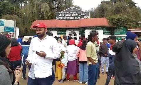 ஊட்டி தாவரவியல் பூங்காவில் குவிந்திருந்த சுற்றுலா பயணிகள் கூட்டத்தை படத்தில் காணலாம்.&nbsp;