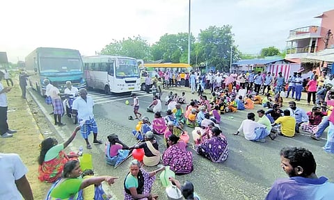 காலிக்குடங்களுடன் சாலை மறியலில் ஈடுபட்டவர்களை படத்தில் காணலாம்.