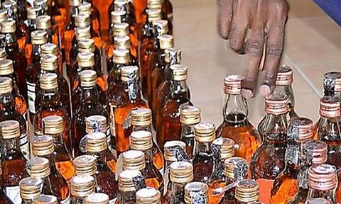 மதுபாட்டில்களுடன் முதியவர் கைது