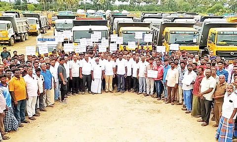 போராட்டத்தில் ஈடுபட்டுள்ள குவாரி உரிமையாளர்கள், தொழிலாளர்கள், டிரைவர்கள்.