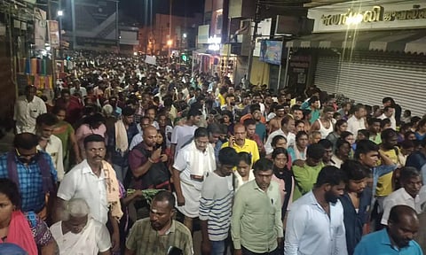 திருவண்ணாமலையில் 2-வது நாளாக பக்தர்கள் கிரிவலம் சென்ற போது எடுத்த படம்.