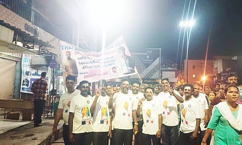 திருவண்ணாமலையில் கிரிவலம் சென்ற ரஜினி ரசிகர்கள்