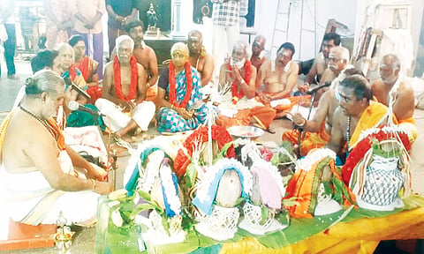 வேலூர் சைதாப்பேட்டை பழனி ஆண்டவர் முருகர் கோவிலில் இன்று காலை கணபதி ஹோமம் நடந்த காட்சி&nbsp;