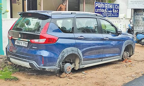 டயர்கள் கழற்றப்பட்டுள்ள கார்.

