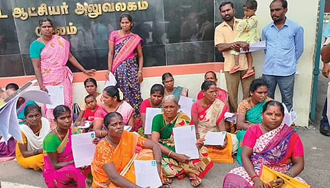 தர்ணா போராட்டத்தில் ஈடுபட்ட  நரியனூர் காலனி மக்கள்.&nbsp;&nbsp;