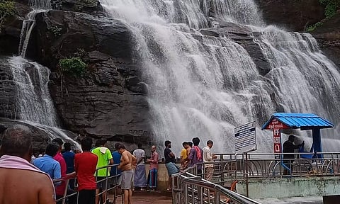குற்றாலம் மெயினருவியில் ஆர்ப்பரித்துக்கொட்டும் தண்ணீரில் குளித்து மகிழும் சுற்றுலா பயணிகள்.