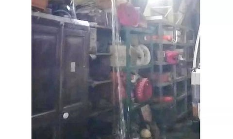 தீயணைப்பு நிலையத்தில் மழைநீர் ஒழுகிய காட்சி.