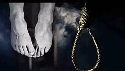 காதல் தோல்வியில் வாலிபர் தூக்குப்போட்டு தற்கொலை