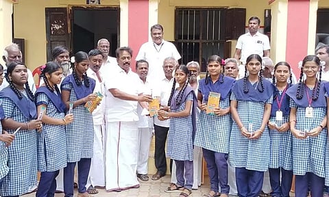 மாணவ, மாணவிகளுக்கு பாக்கெட் பாக்கெட்டாக பேனா வழங்கிய எம்.எல்.ஏ.
