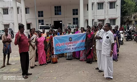சத்துணவு ஊழியர் சங்கம் சார்பில்  கவன ஈர்ப்பு  ஆர்பாட்டம் நடைபெற்றது.