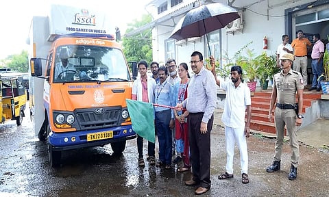 நடமாடும் உணவு பகுப்பாய்வக வாகனத்தை கலெக்டர் ரவிச்சந்திரன் கொடியசைத்து தொடங்கி வைத்த காட்சி.