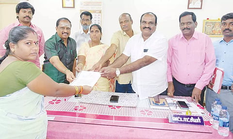குடியாத்தத்தில் இலவச வீட்டுமனை பட்டா வழங்கிய காட்சி.
