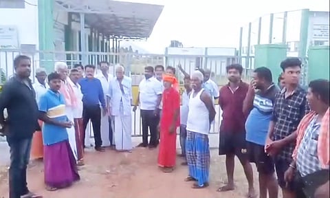 குளிர்பதன கிட்டங்கிக்கு பூட்டு போட்ட கிராம மக்களை படத்தில் காணலாம்.