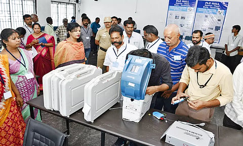 வாக்குப்பதிவு எந்திரங்களில் முதல்நிலை சரிபார்க்கும் பணி நடைபெற்று வருவதை கலெக்டர் ஷஜீவனா பார்வையிட்டு ஆய்வு செய்தார்.