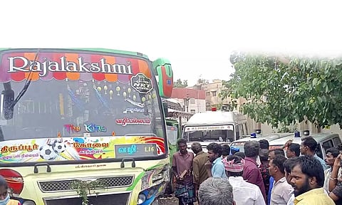 நிறுத்தப்பட்ட ஆம்புலன்ஸ் மோதிய தனியார்&nbsp; பஸ்.