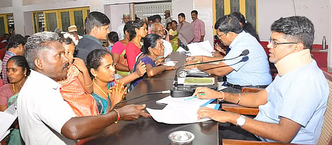 ராமநாதபுரத்தில் நடந்த மக்கள் குறைதீர்க்கும் முகாமில் கலெக்டர் விஷ்ணு சந்திரன் பொதுமக்களிடம் கோரிக்கை மனுக்களை பெற்று குறைகளை ேகட்டறிந்தார். அருகில் மாவட்ட வருவாய் அலுவலர் கோவிந்தராஜூலு உள்ளார்.