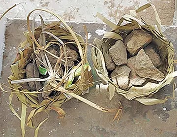 கற்களும், கழிவும் வைத்து கட்டப்பட்ட கருப்பட்டி கொட்டான்.