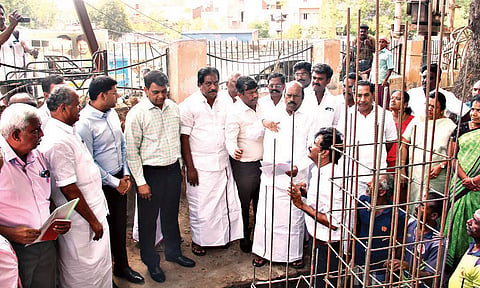 மதுரை முனிச்சாலை பகுதியில் டி.எம்.சவுந்தரராஜன் சிலை வைக்கப்படும் இடத்தை 
அமைச்சர்கள் எ.வ.வேலு, பி.மூர்த்தி ஆகியோர் இன்று பார்வையிட்டனர். அருகில் 
எம்.எல்.ஏ.க்கள் பூமிநாதன், தளபதி, மேயர் இந்திராணி, மாநகராட்சி ஆணையர் பிரவீன்குமார் உள்ளனர்.