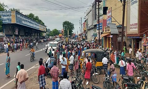 விருத்தாசலம் பாலக்கரை பஸ் நிறுத்தம் எதிரில் வேலை தேடி நிற்கும் தொழிலாளர்கள் படத்தில் காணலாம்.&nbsp;