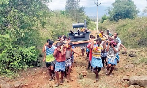 டிரான்ஸ்பார்மரை மலைவாழ் மக்கள் தோளில் சுமந்து சென்ற காட்சி.