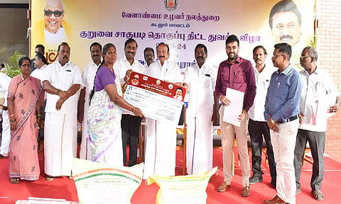 கடலூரில் வேளாண்மை துறை அமைச்சர் எம்.ஆர்.கே பன்னீர்செல்வம் குறுவை சாகுபடி தொகுப்பு திட்டத்தை தொடங்கி வைத்தார்.&nbsp;