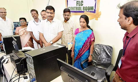 வாக்குப்பதிவு எந்திரங்கள் முதல் நிலை சரிபார்ப்பு பணியை தேர்தல் ஆணைய மேற்பார்வையாளர் நேரில் ஆய்வு செய்தார்.