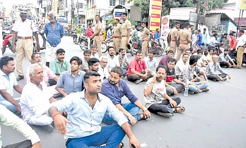 மயிலாடுதுறையில் உறவினர்கள் ஆர்ப்பாட்டத்தில் ஈடுப்பட்ட காட்சி.&nbsp;