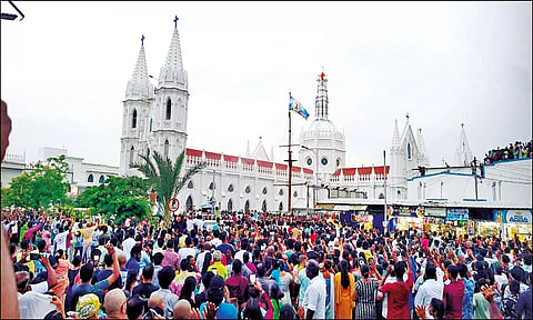 திருவிழா கொடியேற்றம் நடந்தபோது எடுத்தபடம்.