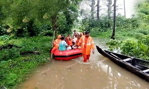 கோட்டையம் ஆயர்குன்னம் பகுதியில் வெள்ளத்தில் சிக்கி தவித்தவர்கள் மீட்டு அழைத்து வரப்பட்ட காட்சி.&nbsp;