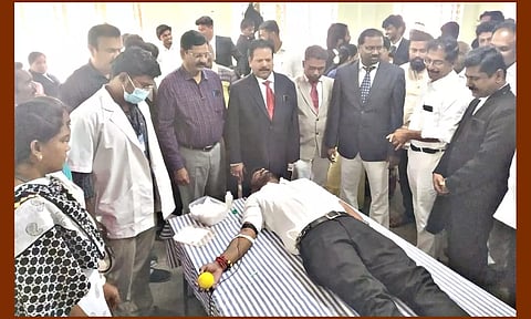 நீதிமன்ற வளாகத்தில் ரத்ததான முகாம்
