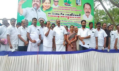ஆர்ப்பாட்டத்தில் செங்கோட்டையன்  எம்.எல்.ஏ. பேசிய போது எடுத்த படம். அருகில், சசி பிரபு, முன்னாள் எம்.எல்.ஏ. எஸ்.எஸ். ரமணிதரன் மற்றும் பலர் உள்ளனர்.