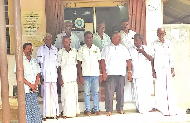 முற்றுகை போராட்டத்தில் ஈடுபட்ட விவசாயிகள்.&nbsp;