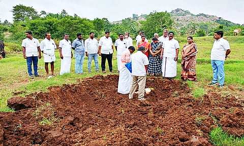 ஏலகிரி மலையில் பண்ணை குட்டை அமைக்கும் பணியை எம்.எல்.ஏ. ெதாடங்கி வைத்த காட்சி.