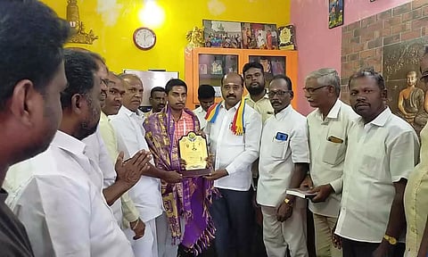 மாநில பா.ம.க. கட்சியின் அமைப்பாளர் கணபதி தலைமையில் ஒலிம்பிக் வீரர் விஷாலை மதகடிபட்டில் உள்ள  அவரது இல்லத்தில் சந்தித்து சால்வை அணி வித்து இனிப்புகள் வழங்கி வாழ்த்து தெரிவித்த காட்சி.