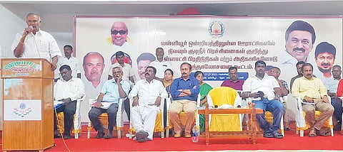 கூட்டத்தில் சபாநாயகர் அப்பாவு பேசிய காட்சி.