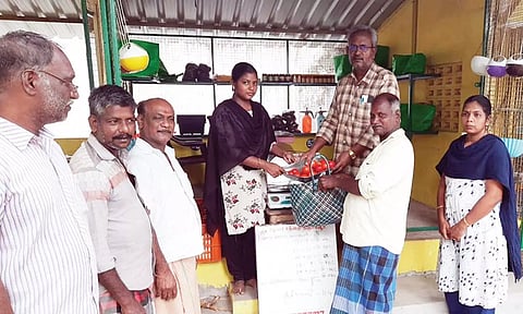 தஞ்சை உழவர் சந்தை தோட்டக்கலை மற்றும் மலைப்பயிர்கள் துறை டான்ஹோடா விற்பனை நிலையத்தில் குறைந்த விலையில் தக்காளி  விற்பனை தொடங்கி வைக்கப்பட்டது.