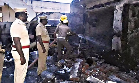 காரைக்குடியில் பேக்கரி கடையில் பயங்கர தீ விபத்து- ரூ.40 லட்சம் பொருட்கள் சேதம்