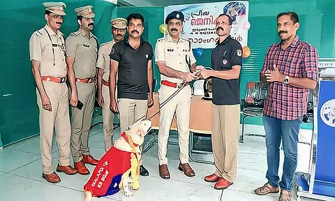 பணி ஓய்வு பெற்ற நாய் ஜெனிக்கு போலீசார் போல் மாலை அணிவித்து மரியாதை செய்து அனுப்பி வைத்தனர்.
