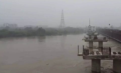 கனமழையால் யமுனை ஆற்றில் அபாய கட்டத்தை தாண்டிய நீர்மட்டம்: கரையோர மக்கள் வெளியேற்றம்