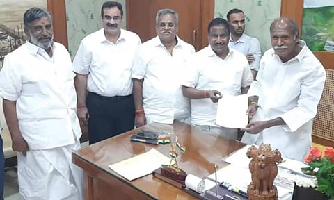 &nbsp;முதல்-அமைச்சர் ரங்கசாமியிடம் நேரு எம்.எல்.ஏ. மனு அளித்த காட்சி.