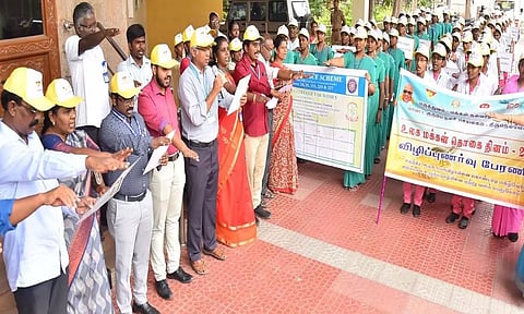 உலக மக்கள் தொகை தினத்தையொட்டி உதவி கலெக்டர் கோகுல் தலைமையில் விழிப்புணர்வு உறுதிமொழி எடுக்கப்பட்ட காட்சி.&nbsp;