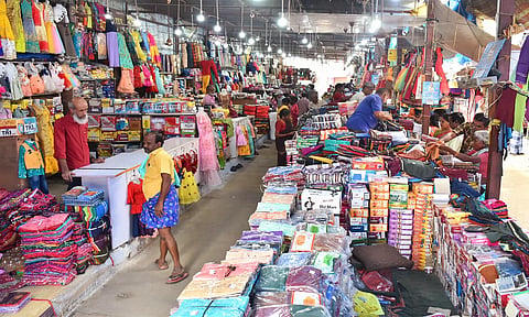 ஈரோடு கனி மார்க்கெட் ஜவுளி சந்தைக்கு வெளிமாநில வியாபாரிகள் வருகையின்றி வெறிச்சோடி காணப்பட்டது.